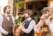 Cantan boleros en la verdulería y se burlan del machismo