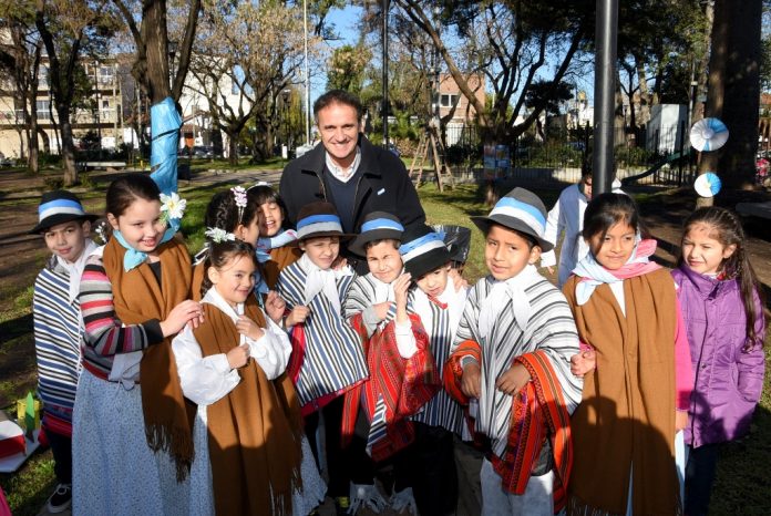 Katopodis, junto a los alumnos en el festejo del Bicentenario