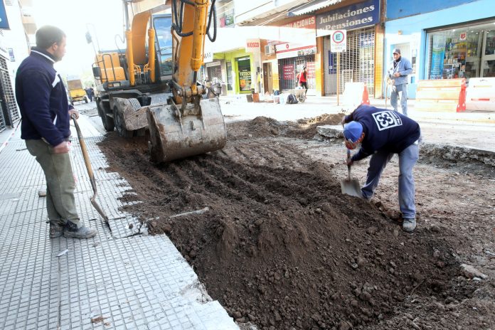 Obras de bacheo y hormigón en la calle Saavedra