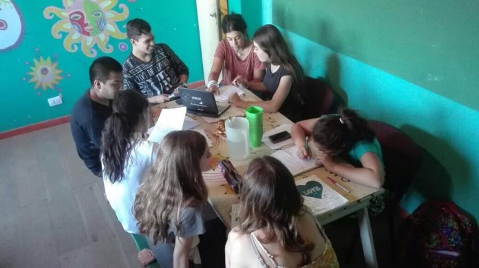 apoyo-escolar-manos apoyo-escolar-manos