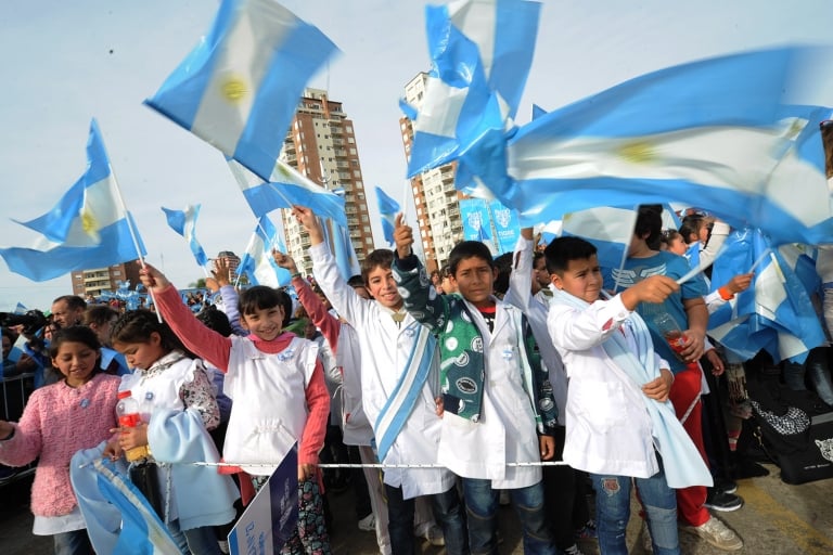 Miles de chicos juraron lealtad a la bandera en los municipios de Zona ...