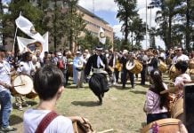 Folklore, danzas y bombos legüeros en un festival en Malvinas Argentinas