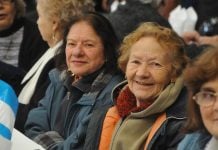 Oficializan el refuerzo para jubilados de $55 mil en diciembre: ¿Quiénes cobran el bono? ayuda-económica-jubilados-vicente-lopez