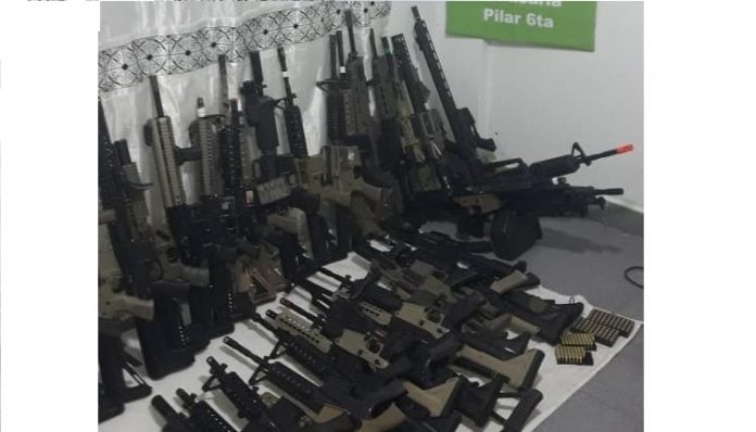 Amenazó a vecino con armas y le encontraron 40 réplicas de fusiles