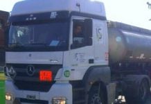 Detuvieron a un camionero descargando líquido ilegalmente en una zanja de Pilar Camion Vuelca Liquidos Pilar