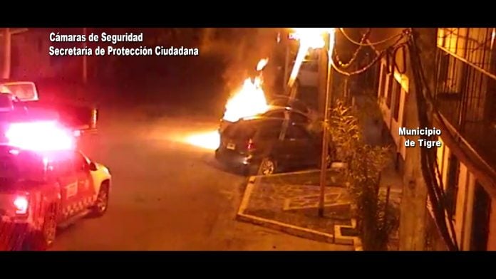Muni Tigre CAM SEG NN incendia vehiculo Sarratea y Martin Garcia 150819.00_01_01_12.Imagen fija004