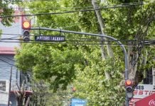 Continúa la colocación de nomencladores en los semáforos de Pilar