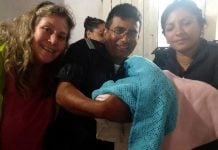Policías parteros ayudaron a una joven a tener a su bebé en una casa de Pilar Pilar.policias Parteros