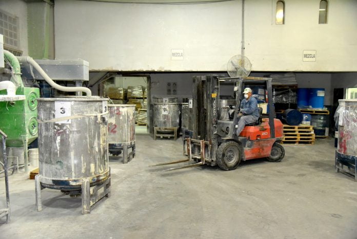 Al inicio de la cuarentena, la empresa reconvirtió su producción para fabricar químicos desinfectantes. Al Inicio De La Cuarentena, La Empresa Reconvirtió Su Producción Para Fabricar Químicos Desinfectantes.