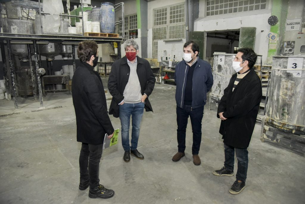 El Intendente De San Martín Recorrió La Fábrica De Pinturas En Villa Maipú, Que Comenzó A Producir Químicos Desinfectantes, Pasó A Ser Esencial Y Logró Sostener El Empleo De Sus Trabajadores.