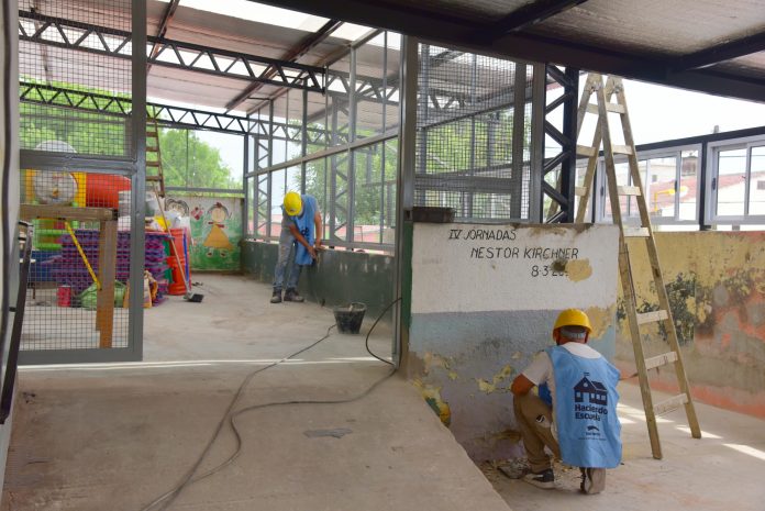 Haciendo Escuela se ejecuta a través de un Fondo Educativo del Estado Nacional, que la Provincia de Buenos Aires coparticipa con los municipios. Haciendo Escuela Se Ejecuta A Través De Un Fondo Educativo Del Estado Nacional, Que La Provincia De Buenos Aires Coparticipa Con Los Municipios.