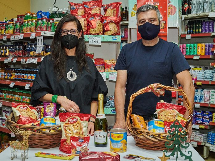 Juan Zabaleta Y Paula Españolpresentaron La Canasta Popular Navideña En Hurlingham