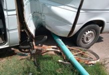 Impactante: camioneta chocó contra un poste de luz en Merlo y cinco personas se salvaron de milagro camioneta choque merlo