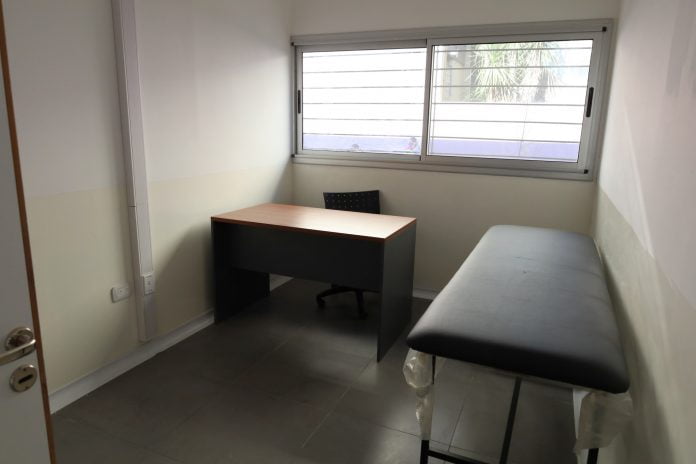 las nuevas instalaciones incluyen siete consultorios externos, farmacia, vacunatorio, salón de usos múltiples, sanitarios, entre otros espacios.