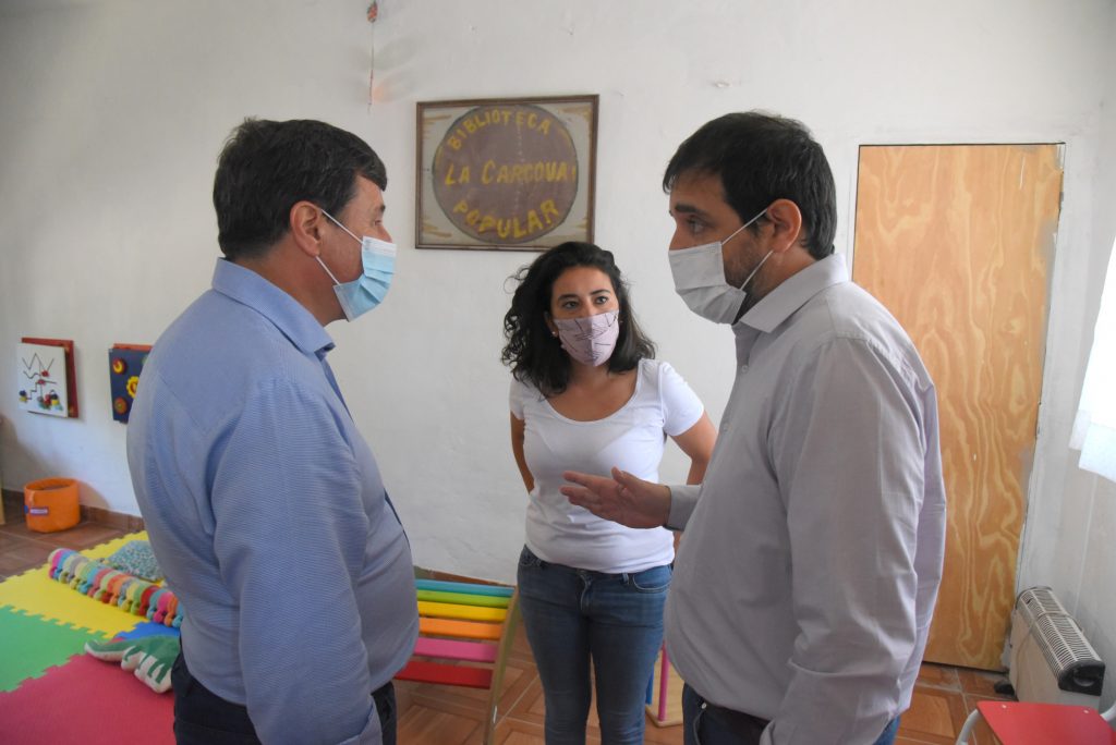 tanto la biblioteca como el centro comunitario los amigos surgieron como proyectos de dos estudiantes del cusam y crecieron con el apoyo del municipio y la intervencion de la unsam