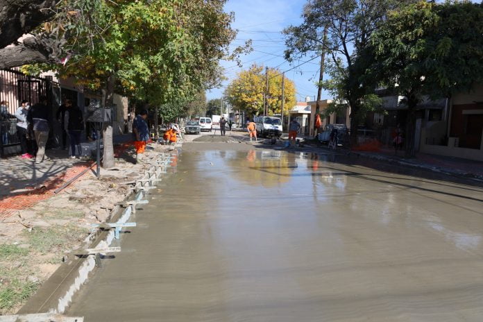 las obras se realizan sobre las calles perdriel e hipólito yrigoyen, entre ruta 8 y la estación lourdes del ferrocarril urquiza