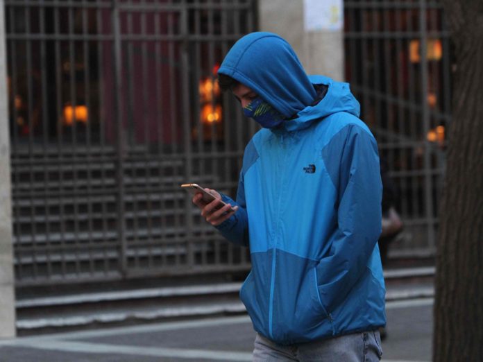frio campera calle barbijo