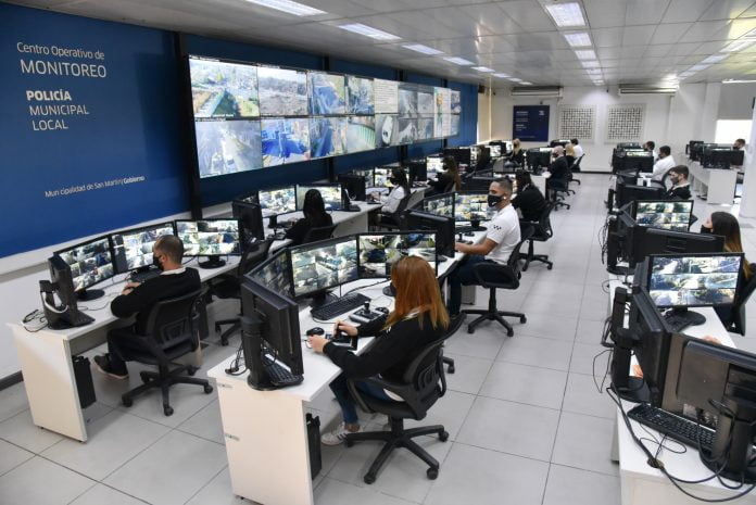 el intendente recorrio el centro operativo de monitoreo que ahora cuenta con mas de 1.200 camaras que funcionan las 24 horas en permanente contacto con el 911 y las fuerzas de seguridad.