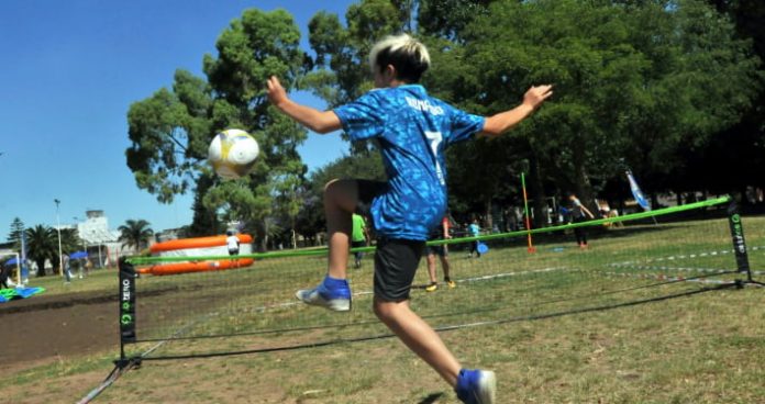 nene jugando futbol