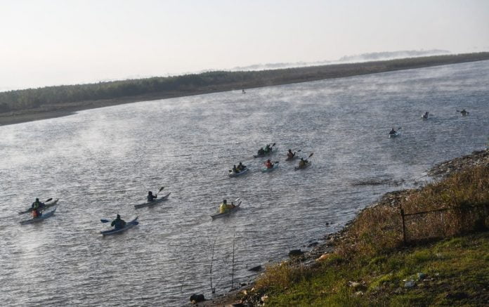 activistas travesia en kayak ley humedales