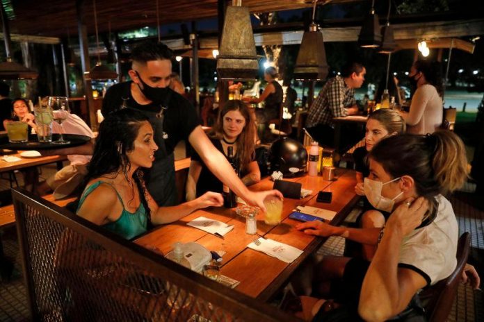 noche gastronomia bar barbijo restaurante