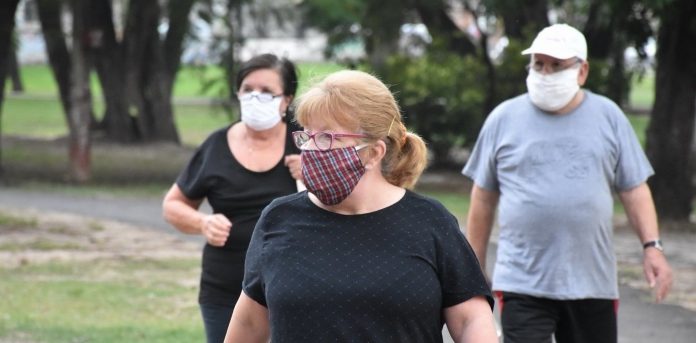 adultos mayores caminata gimnasia