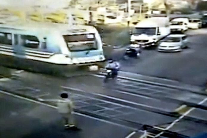 motociclista arrollado tren