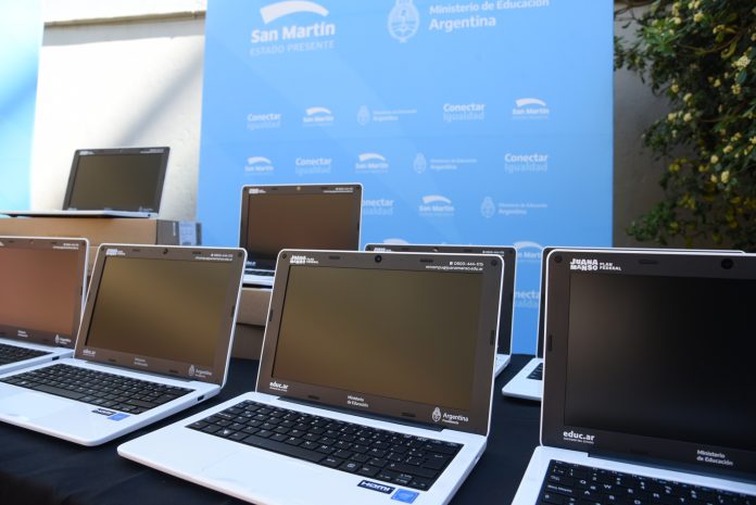 cada netbook cuenta con el sistema operativo huayra un desarrollo en software libre del estado nacional y recursos educativos abiertos.