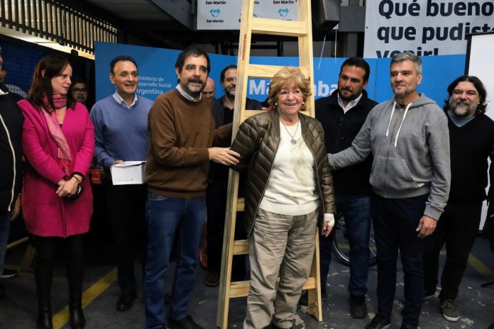 fernando moreira y juan zabaleta entregaron herramientas y materiales para emprendimientos de san martin