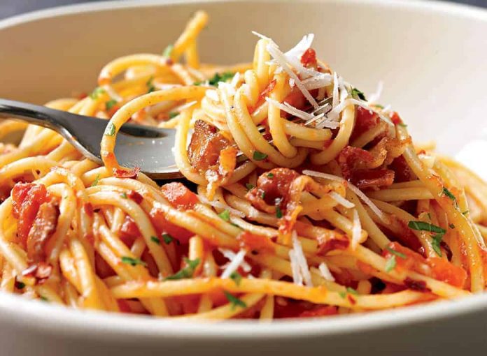 fideos con salsa de tomate y albahaca