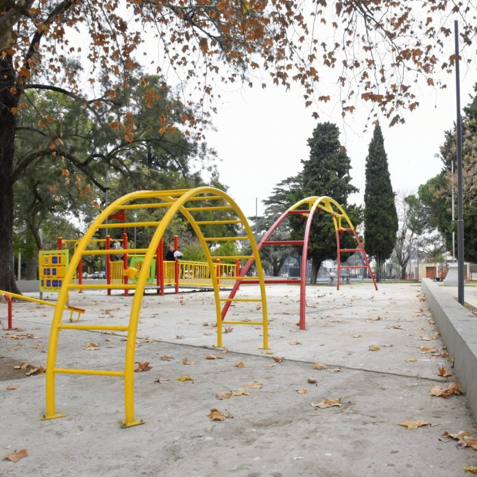 a traves del plan estrategico de obras el municipio llevo adelante la instalacion de juegos infantiles senderos aerobicos iluminacion led accesos con rampas y otras mejoras.