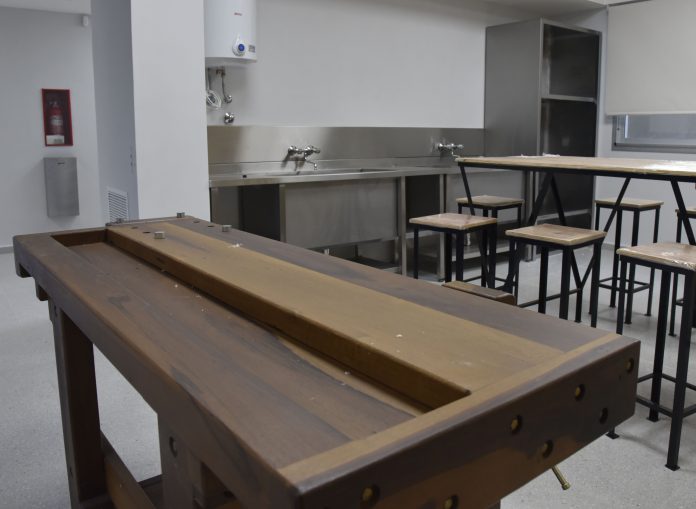 actualmente la institucion dicta clases en un espacio alquilado y con problemas de hacinamiento que se van a resolver con el nuevo edificio.