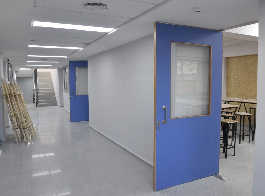 cuenta con nuevas aulas salon de usos multiples mobiliarios areas de estar entre otros espacios.
