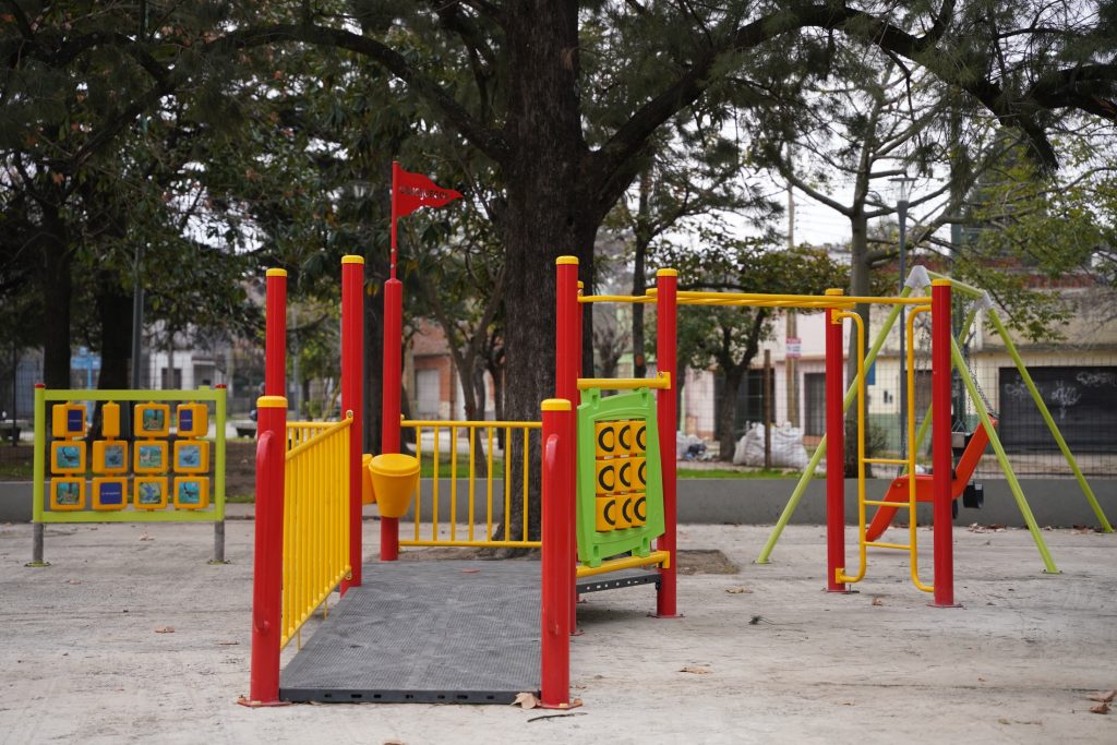 la plaza hoy cuenta con nuevos juegos infantiles y saludables senderos aerobicos iluminacion led equipamiento deportivo nuevas plantas veredas renovadas y accesos con rampas