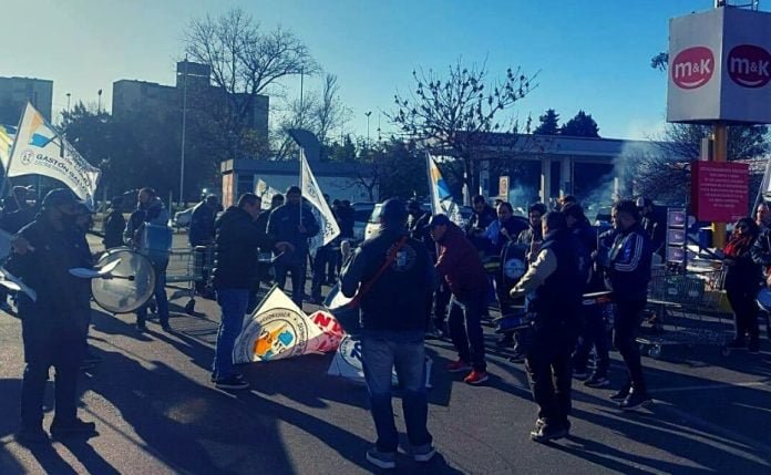 personas jerarquico comercio makro protesta