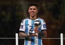 foto del domingo del centrocampista de argentina enzo fernandez posando con el premio al mejor jugador joven del mundial