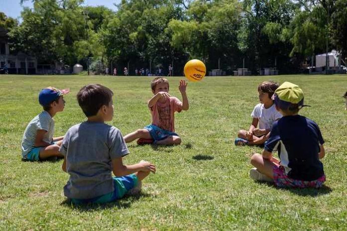 chicos jugando colonia