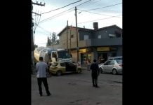 Video: un camión se quedó sin frenos y arrastró varios metros a un auto en Moreno 7e6ac0c9237cbc456052c821b33959c1 m
