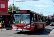 Colectivos de la empresa La Perlita paran por el robo a un chofer en Moreno colectivo línea 329