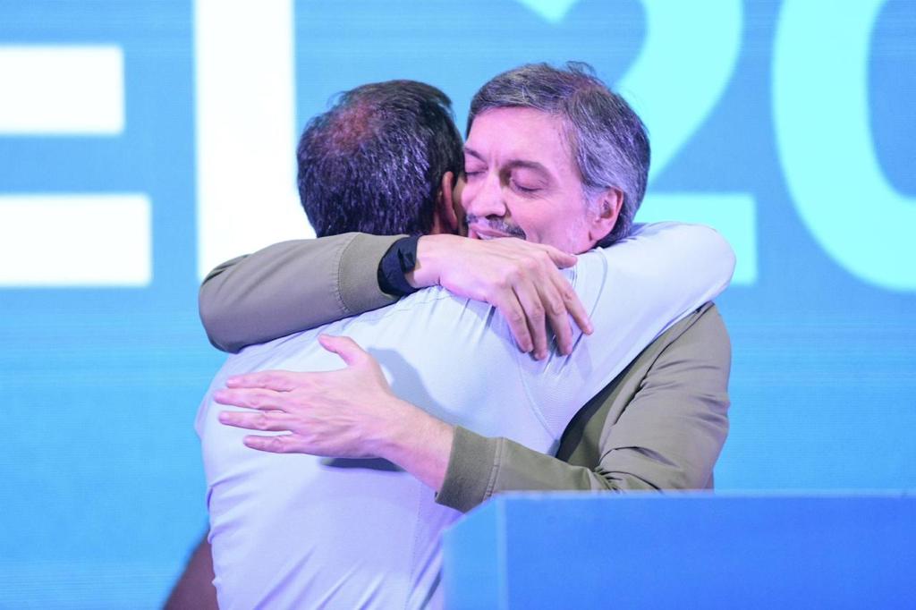sujarchuk-abrazo-maximo-acto-candidatura-2023