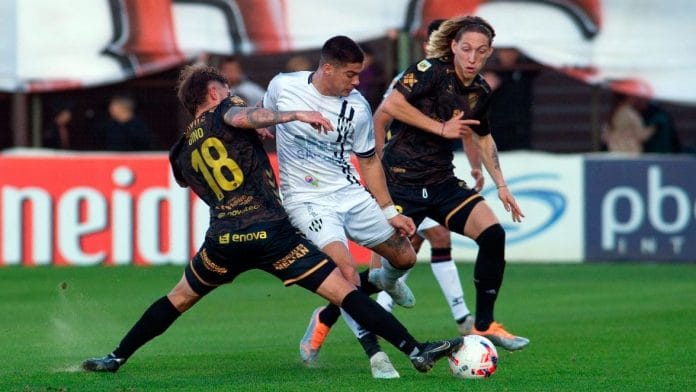 Luego del empate en Vicente López por 0 a 0 frente a Defensa y Justicia, el equipo de Martín Palermo tendrá un partido muy importante frente a Central Córdoba de Santiago del Estero, quién se encuentra a un punto del Marrón en la zona roja del certamen. El encuentro se disputará este viernes 1 de septiembre desde las 21:00 horas y contará con el arbitraje de Nazareno Arasa, quién estará acompañado por los asistentes Ernesto Callegari y Federico Cano, mientras que en el VAR estará Lucas Novelli. El partido será transmitido por ESPN Premium. De cara al encuentro, el técnico del Calamar, cuenta con todos sus jugadores a disposición a excepción de Mauro Quiroga quién está transitando la recta final de su lesión en el bíceps femoral derecho. De esta manera el once inicial de Platense sería: Ramiro Macagno; Raúl Lozano, Ignacio Vázquez, Gastón Suso, Sasha Marcich; Franco Díaz, Nicolás Castro; Gabriel Gudiño, Luciano Ferreyra, Agustín Ocampo y Mateo Pellegrino. El último enfrentamiento entre ambos sucedió el 4 de marzo de 2023. En aquél encuentro, el Calamar y el Ferroviario no se sacaron diferencias e igualaron 1 a 1 con goles de Gastón Suso para el Marrón y Lucas Gamba para los santiagueños.