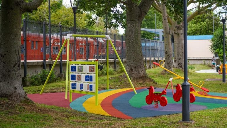 Inauguraron un paseo con juegos para chicos junto a la estación Carapachay