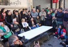 Familiares de detenidos durante la protesta contra la Ley Bases realizan una movilización en Plaza de Mayo