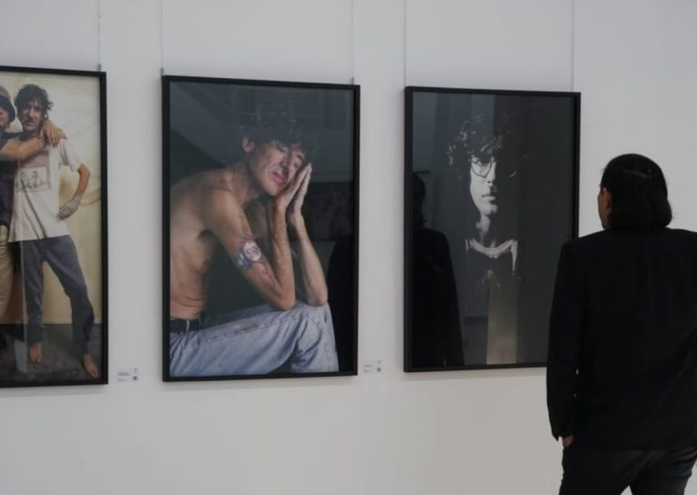 Última semana para visitar la exposición con fotos inéditas de Charly García en San Martín