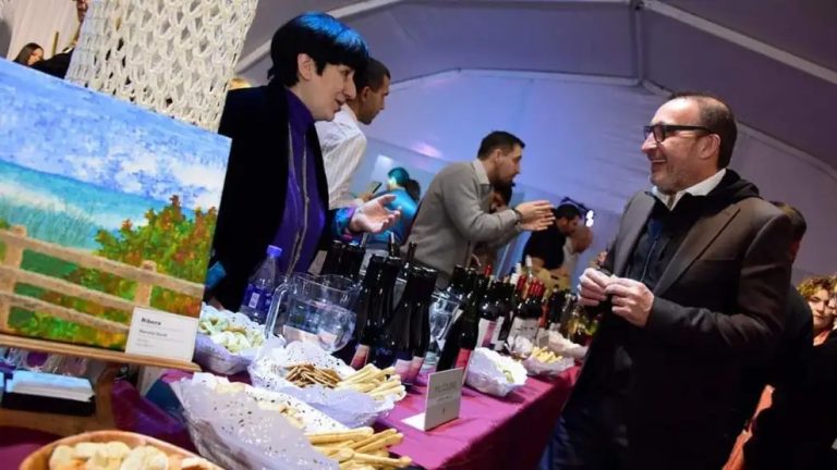 Malvinas Argentinas recibe un encuentro de productores de vinos con 30 bodegas de todo el país