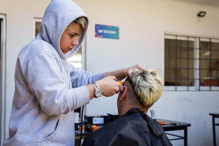 Expo Barbería en Tres de Febrero: una jornada con seminarios, stands, sorteos y competencia de barberos
