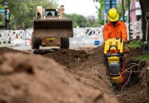 Realizan una obra para llevar agua potable a un barrio de Morón sur