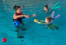 Cada vez son más las familias que buscan que sus hijos aprendan a nadar antes del año de vida natación-niños