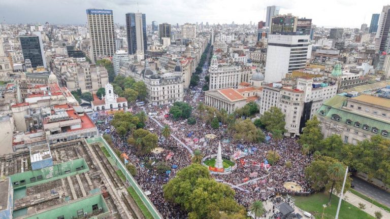 Miles de personas marcharon en Plaza de Mayo a 49 años del golpe de ...