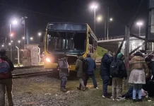 Un colectivo de la línea 203 terminó sobre las vías del Belgrano Norte tras la descompensación del chofer